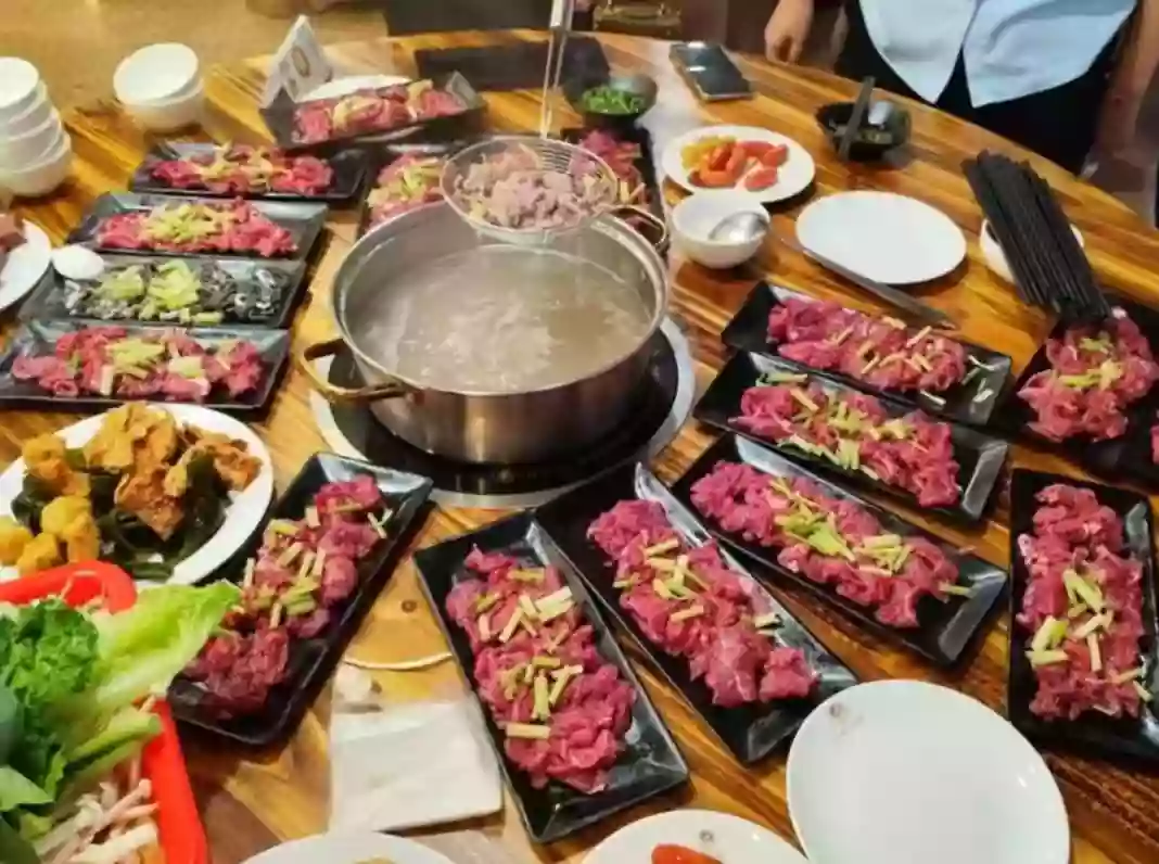 [CHY117]【任食牛肉火鍋、任食果園走地雞火鍋】任摘任食時令水果 河源四星標準《濱江金利大酒店》 唱K打麻將2天 